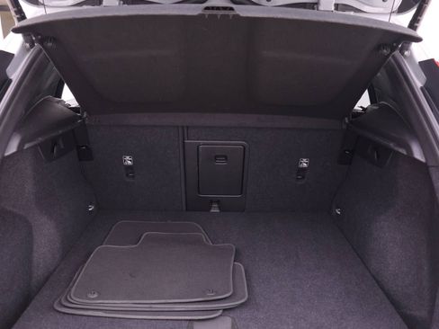 Used 2025 Volvo XC40 B5 Core image 19