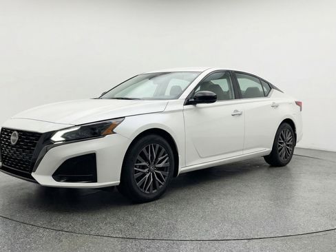Used 2025 Nissan Altima 2.5 SV image 3