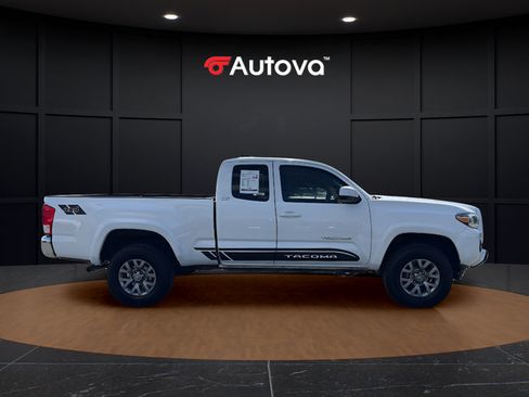 Used 2017 Toyota Tacoma SR5 w/ Tow Package AWD/4WD image 6