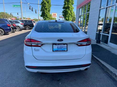 Used 2018 Ford Fusion SE FWD image 4