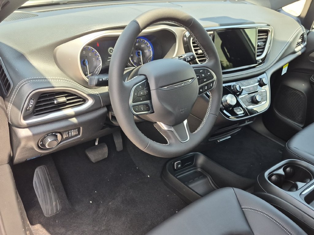 New 2027 Chrysler Pacifica Select w/ Family Tech Group FWD image 10