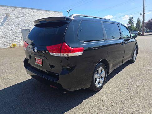 Used 2014 Toyota Sienna LE FWD image 3