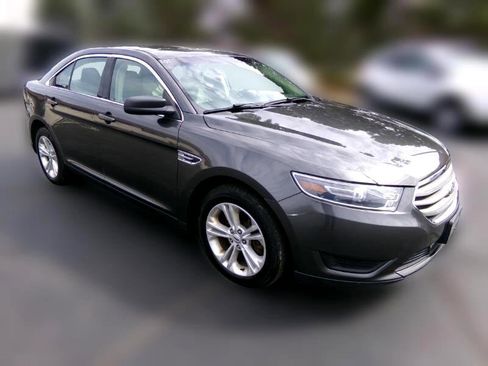 Used 2018 Ford Taurus SE image 1