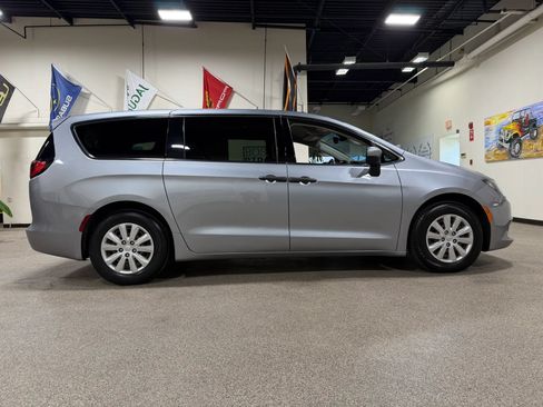 Used 2021 Chrysler Voyager L FWD image 4