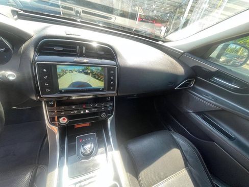 Used 2017 Jaguar XE Prestige RWD image 3