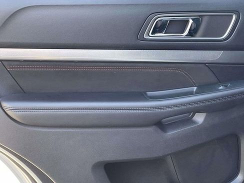 Used 2019 Ford Explorer XLT w/ Equipment Group 202A FWD image 10