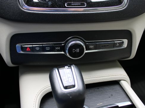 Used 2020 Volvo XC90 T5 Momentum AWD/4WD image 23