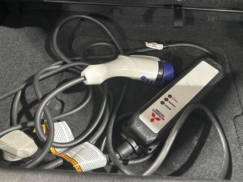 Used 2023 Mitsubishi Outlander SE image 36