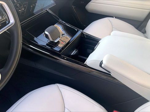 Used 2025 Land Rover Range Rover Sport image 16