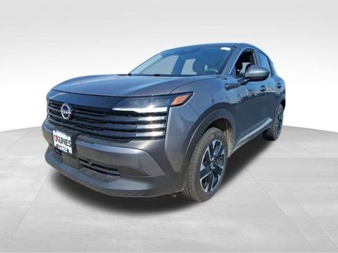 Used 2025 Nissan Kicks SV image 3