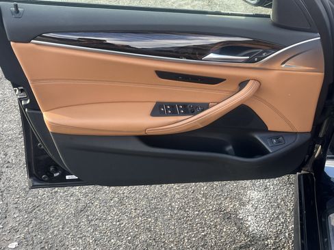 Used 2022 BMW 530i xDrive w/ M Sport Package image 15