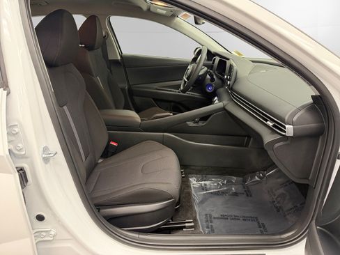 Used 2025 Hyundai Elantra SE FWD image 15