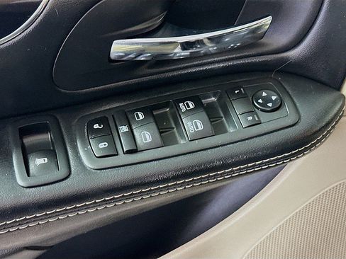 Used 2019 Dodge Grand Caravan SXT FWD image 18