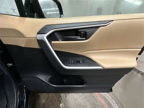 Used 2021 Toyota RAV4 LE image 20