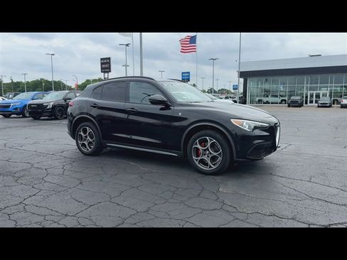 Used 2023 Alfa Romeo Stelvio Ti AWD/4WD image 2