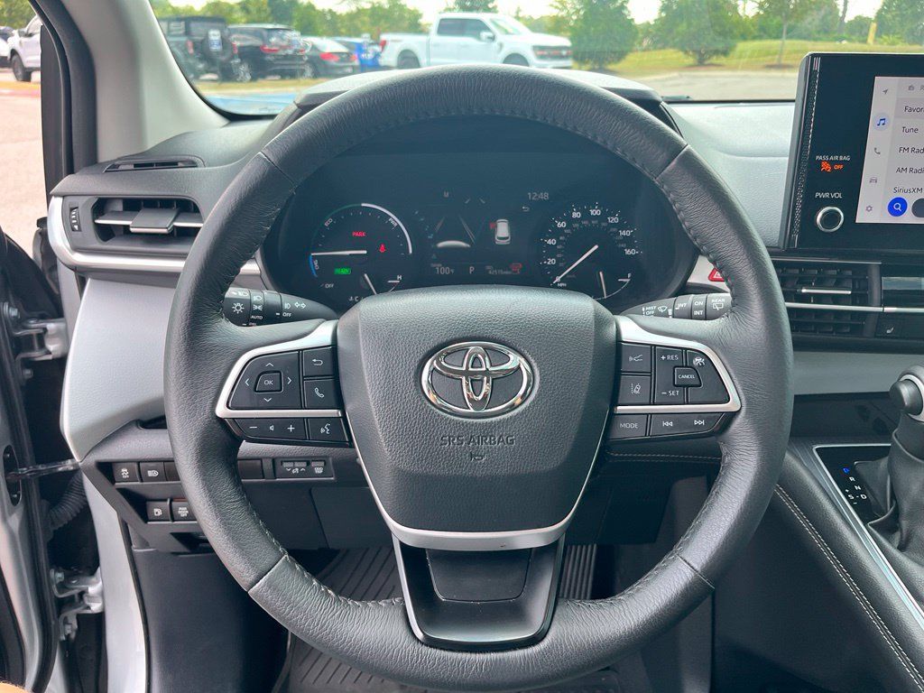 Used 2025 Toyota Sienna XLE FWD image 14