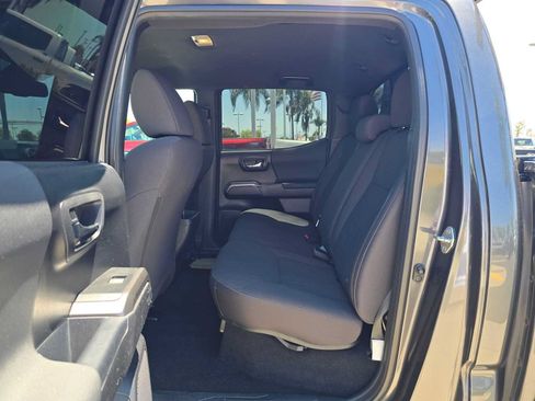 Used 2019 Toyota Tacoma TRD Off-Road w/ Technology Package AWD/4WD image 18