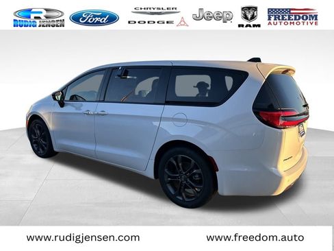 New 2026 Chrysler Pacifica Select image 4