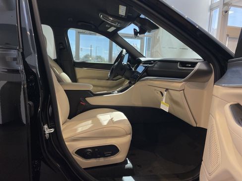 Certified 2025 Jeep Grand Cherokee L Limited w/ Black Appearance Package RWD image 34