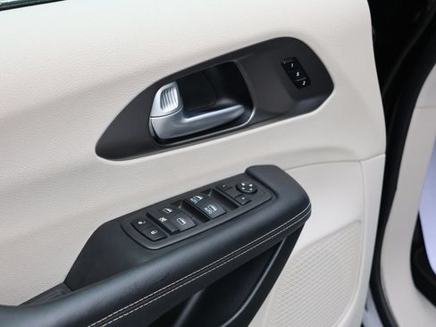 Used 2024 Chrysler Pacifica Touring-L FWD image 11