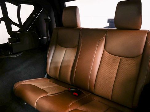 Used 2017 Jeep Wrangler Sahara image 18