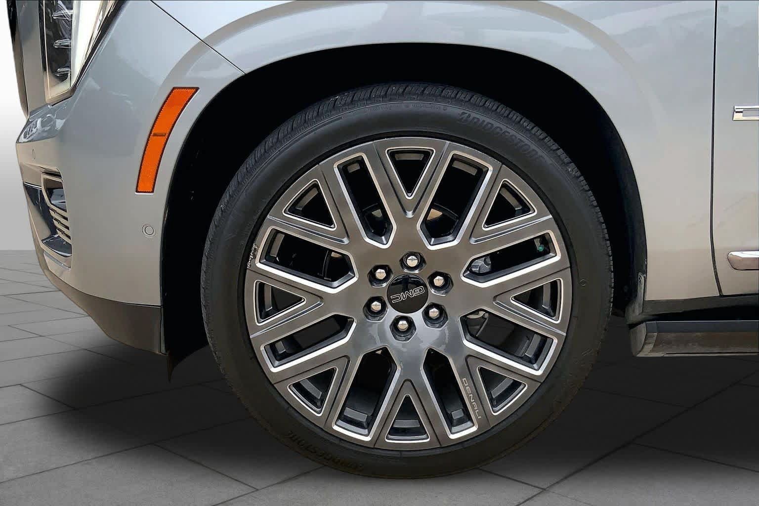 Used 2025 GMC Yukon Denali Ultimate AWD/4WD image 11
