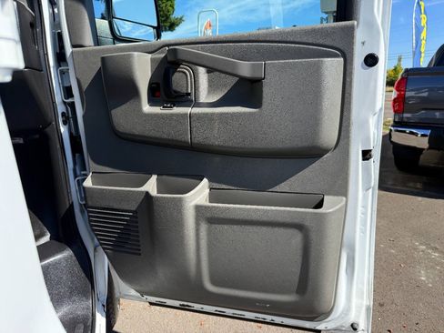 Used 2016 Chevrolet Express 2500 RWD image 34
