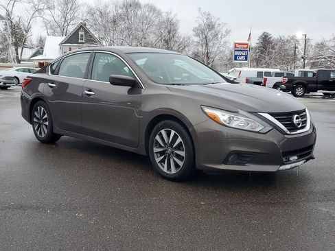 Used 2017 Nissan Altima 2.5 SV image 2