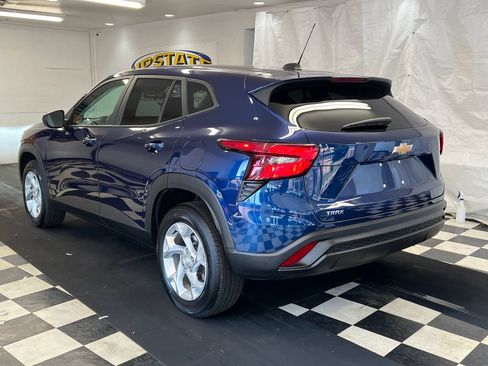 Used 2024 Chevrolet Trax LS w/ LS Convenience Package FWD image 7