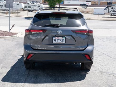 Used 2024 Toyota Highlander XLE AWD/4WD image 6