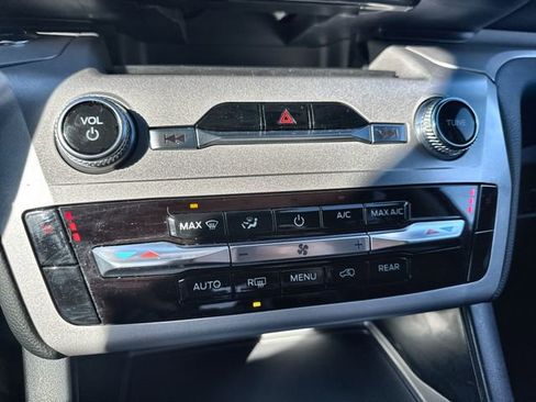 Used 2023 Ford Explorer XLT image 19