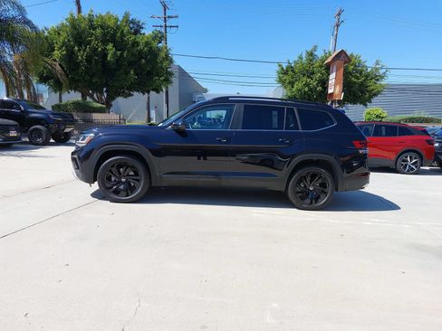 Used 2023 Volkswagen Atlas SE w/ Panoramic Sunroof Package FWD image 8