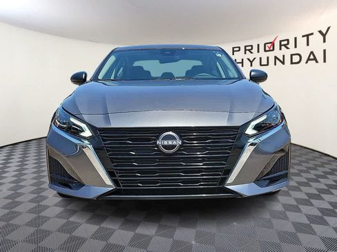 Used 2025 Nissan Altima 2.5 SV FWD image 2