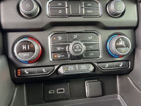 Used 2022 Chevrolet Suburban Z71 image 23