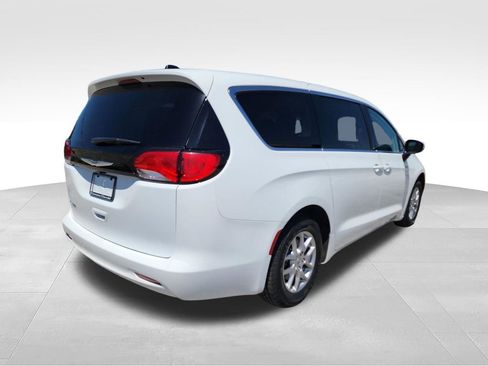 Used 2023 Chrysler Voyager LX FWD image 9
