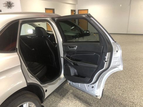 Used 2019 Ford Edge Titanium AWD/4WD image 18