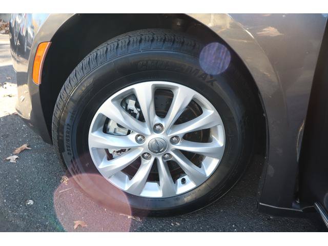 Used 2017 Chrysler Pacifica Touring-L FWD image 14
