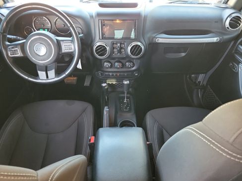 Used 2017 Jeep Wrangler Unlimited Rubicon w/ Connectivity Group image 10