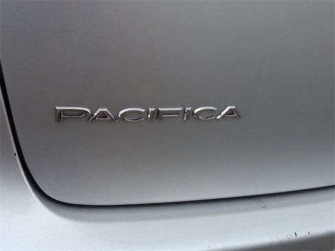 Certified 2024 Chrysler Pacifica Touring-L image 10