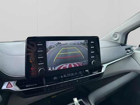 Used 2021 Toyota Sienna Limited image 36