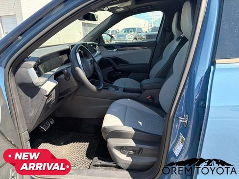 Used 2025 Volkswagen Tiguan SE R-Line AWD/4WD image 10