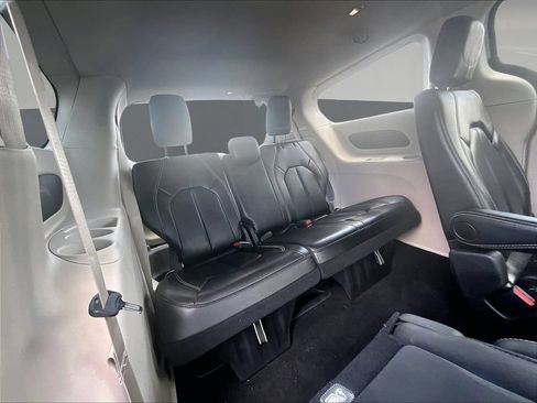 Used 2024 Chrysler Pacifica Touring-L FWD image 29