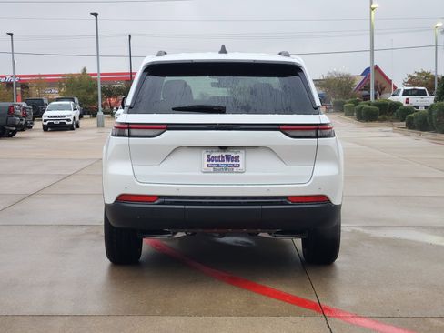 New 2025 Jeep Grand Cherokee Altitude image 8