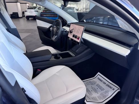 Used 2022 Tesla Model Y Long Range image 12