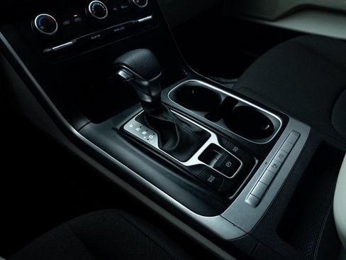 Used 2024 Kia Carnival LX FWD image 17
