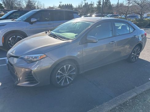 Used 2017 Toyota Corolla SE image 1