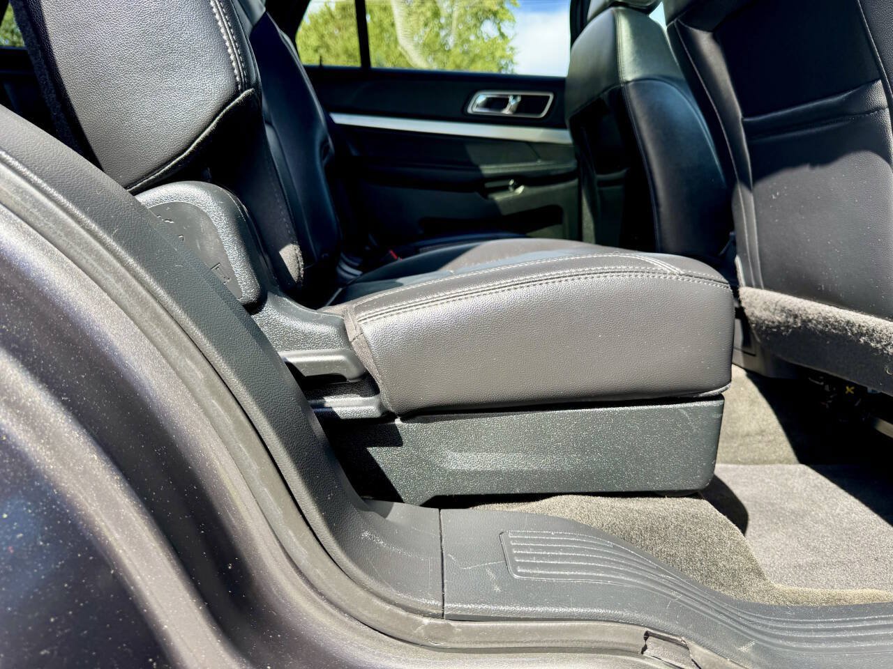 Used 2017 Ford Explorer XLT w/ Equipment Group 202A AWD/4WD image 27