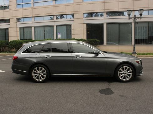 Used 2018 Mercedes-Benz E 400 4MATIC Wagon w/ Premium 3 Package image 6
