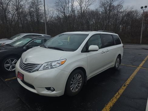 Used 2017 Toyota Sienna XLE image 1