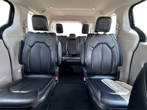 Used 2023 Chrysler Pacifica Touring-L FWD image 14